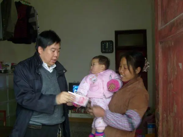 统战局罗部长代表《地道药业》慰问毛栗山贫困农民